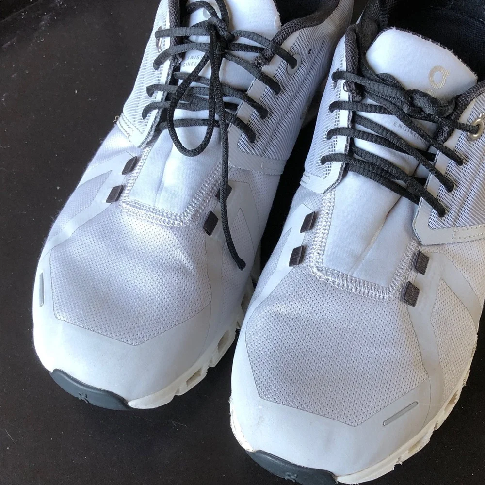 On Running Women’s Light Gray Cloud-Style Sneakers